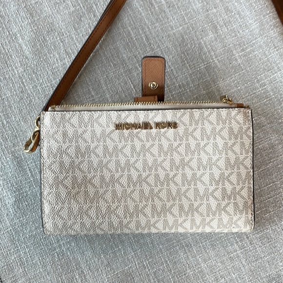 Michael Kors Handbags - Michael Kors Wallet/Wristlet